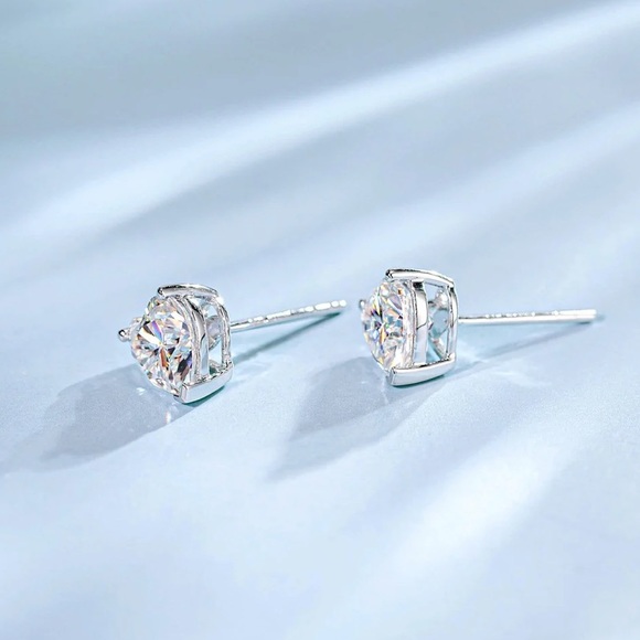 Sterling silver heart 🤍 stud earrings - Picture 2 of 4